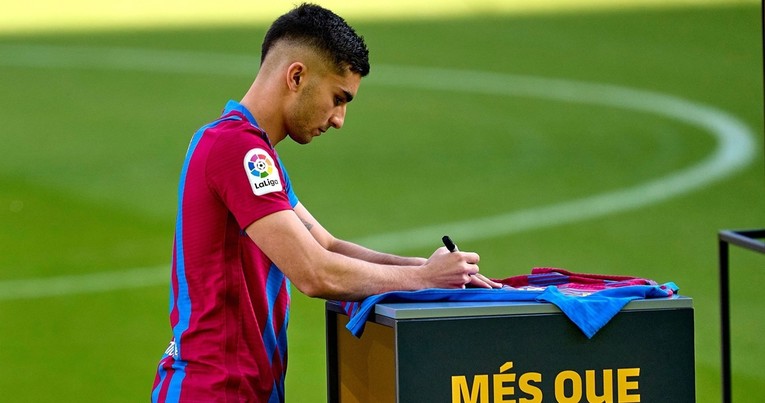 Jutros ga je Barca predstavila kao novog igrača, a popodne objavila da ima koronu