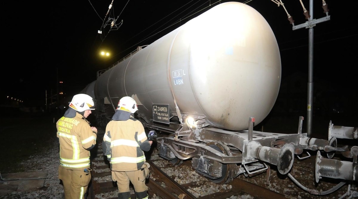 FOTO Teretni vlak iskočio s tračnica kod Karlovca