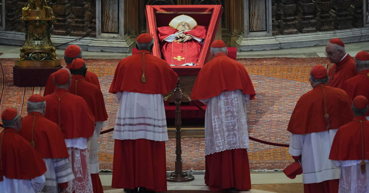 Koje će stvari sutra biti pokopane s papom Franjom?