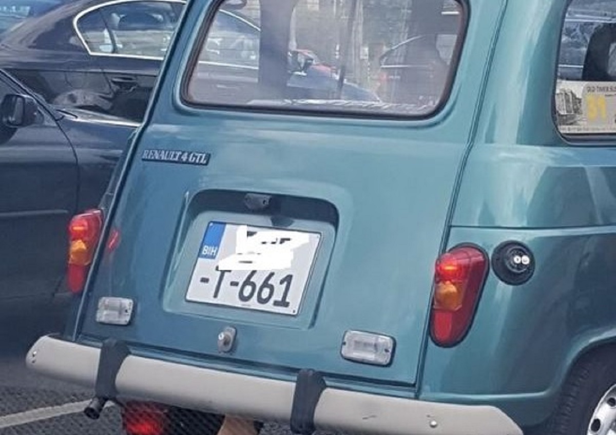 Fotka Renaulta 4 iz BiH postala hit zbog bizarnog detalja na automobilu