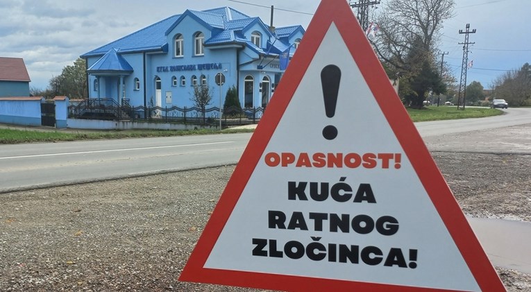 Ispred Šešeljevog doma postavljen znak: "Opasnost! Kuća ratnog zločinca!"