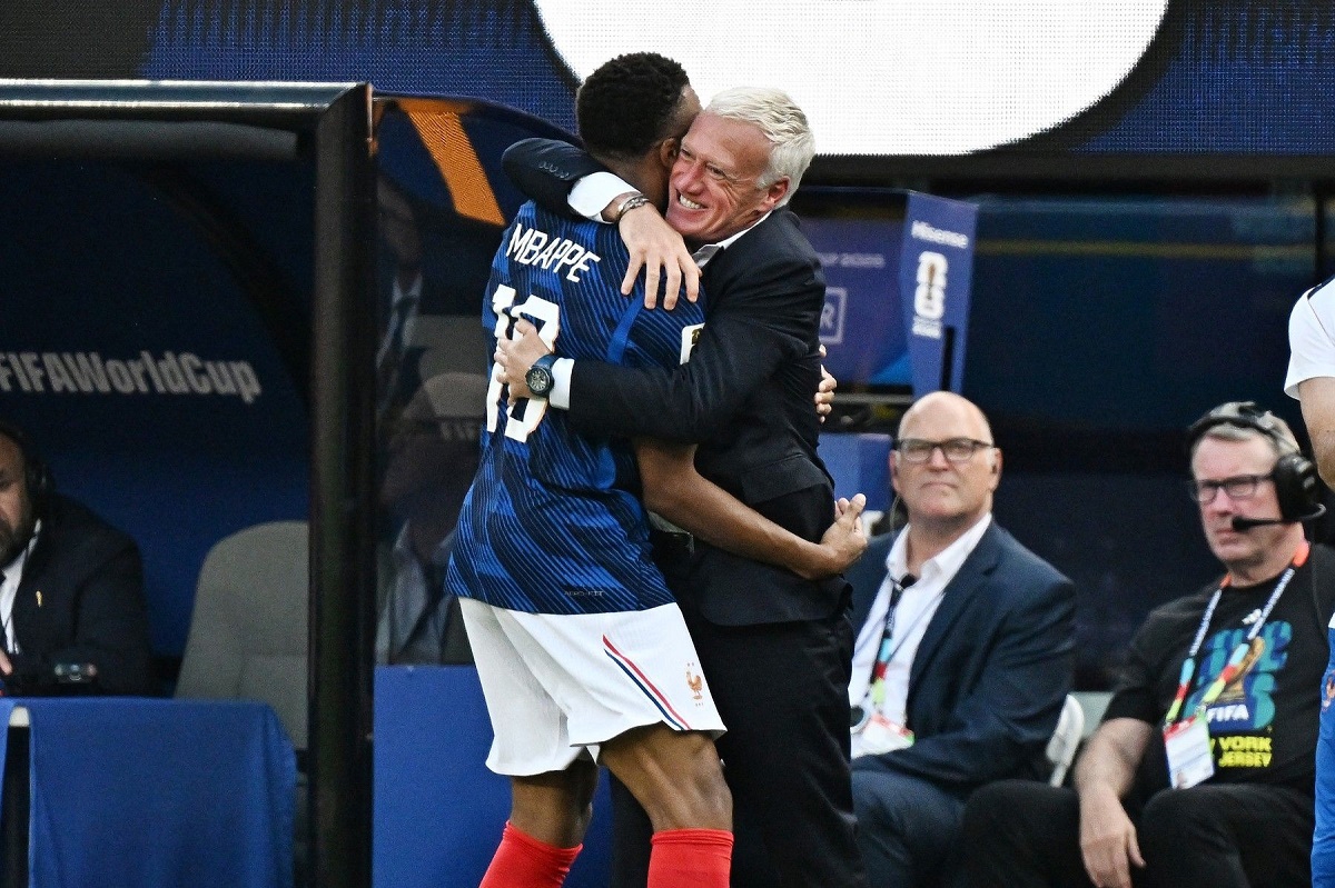 Mbappe oduševio grljenjem Deschampsa nakon gola. Tješio ga je jer mu je umrla majka
