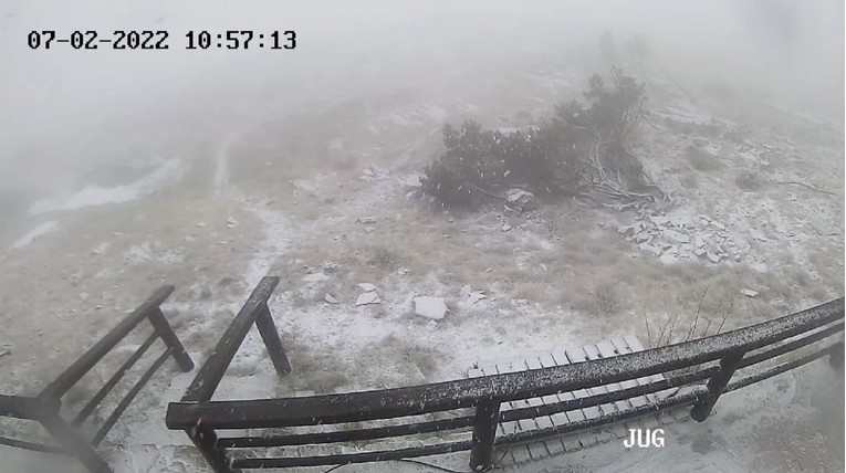 VIDEO Snažna tuča u Dalmaciji, u planinama pada snijeg