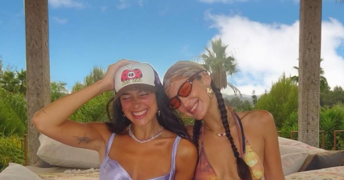 Dua Lipa i Bella Hadid pozirale u bikinijima i pokazale gotovo jednake trbušne mišiće