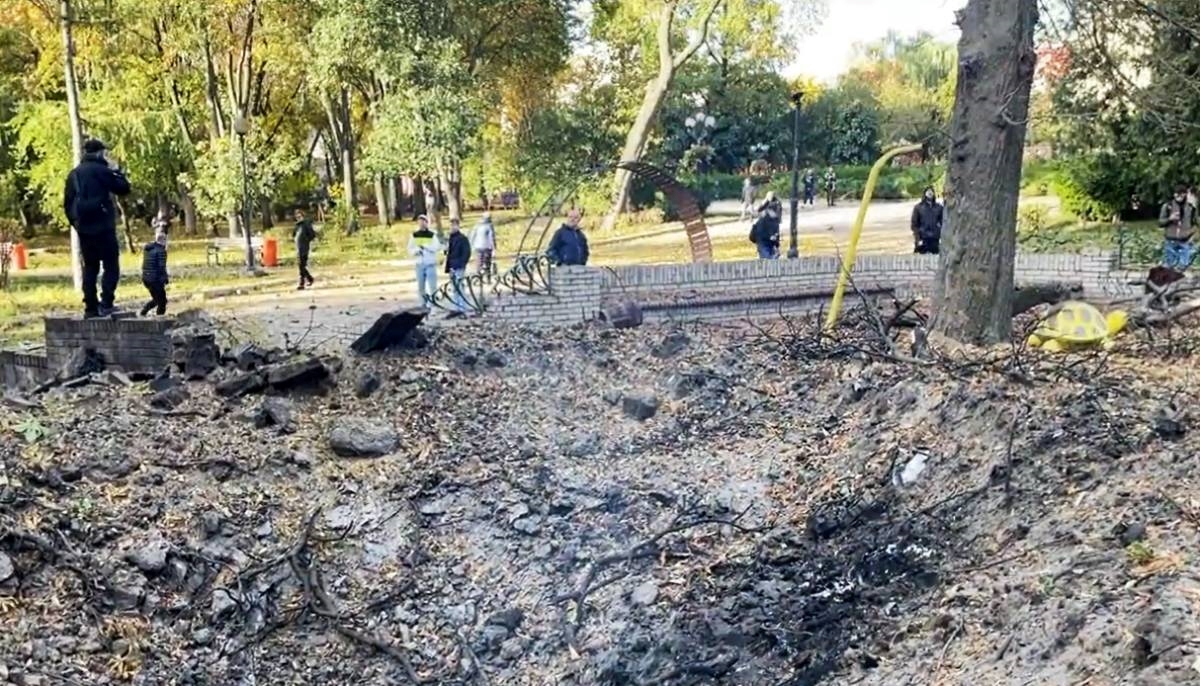 VIDEO Širi se snimka: Raketa pogodila dječje igralište u Kijevu, ostao golem krater
