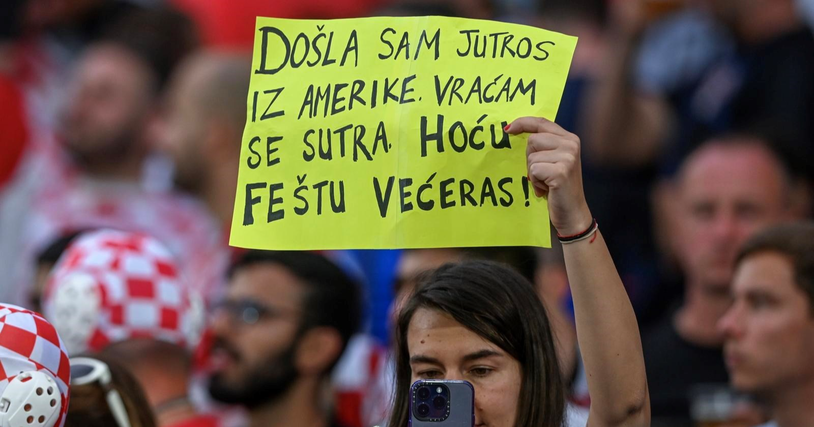 Hit natpis Hrvatice na tribini: Došla jutros iz Amerike, sutra se vraćam. Hoću feštu