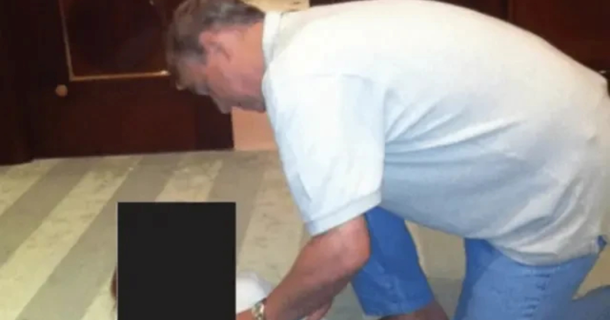 Otkriveno gdje je snimljena fotografija princa Andrewa na sve četiri nad ženom