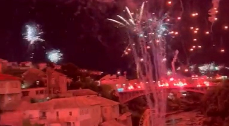 Stari most i Mostar gore od baklji i vatrometa. Pogledajte Veležov 100. rođendan