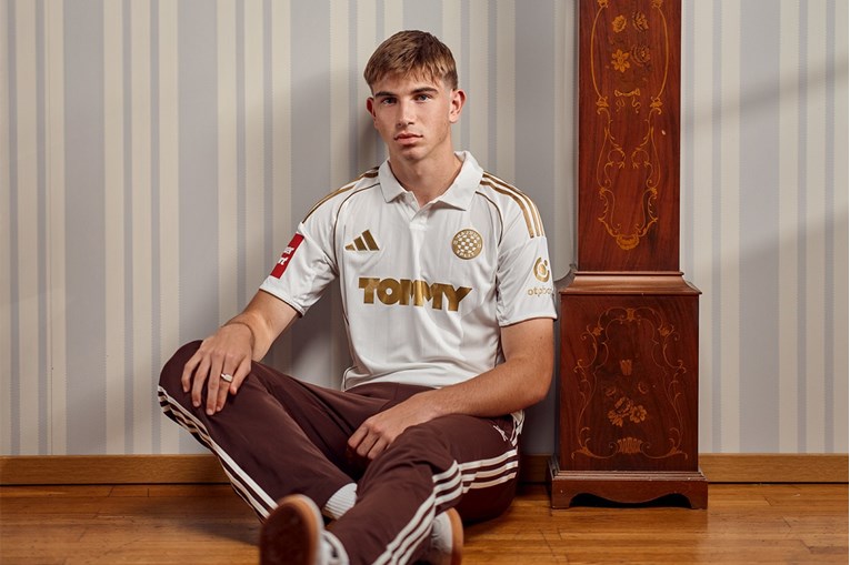 Hajdukov dragulj na odlasku reklamira novi dres Bilih. Pogledajte komentare navijača