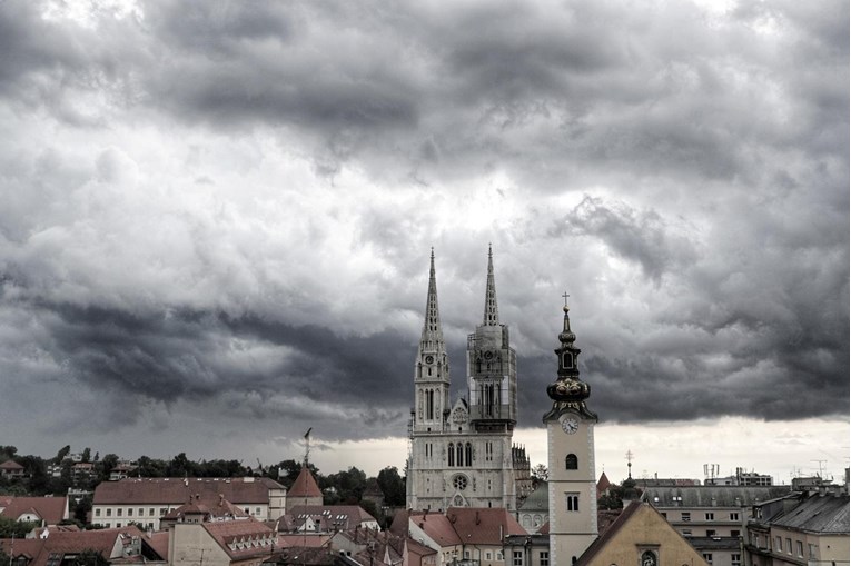 FOTO Olujno nevrijeme u Zagrebu, jak vjetar nosio krovove