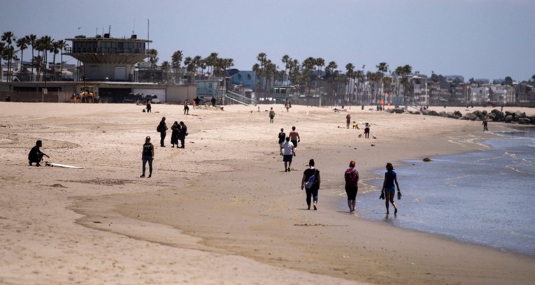 Stanovnici južne Kalifornije vraćaju se na plaže. Zabranjeno je sjediti na pijesku