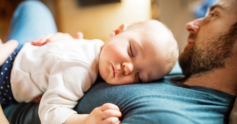 Stručnjakinje objasnile zašto neke bebe spavaju lošije kad je mama u blizini