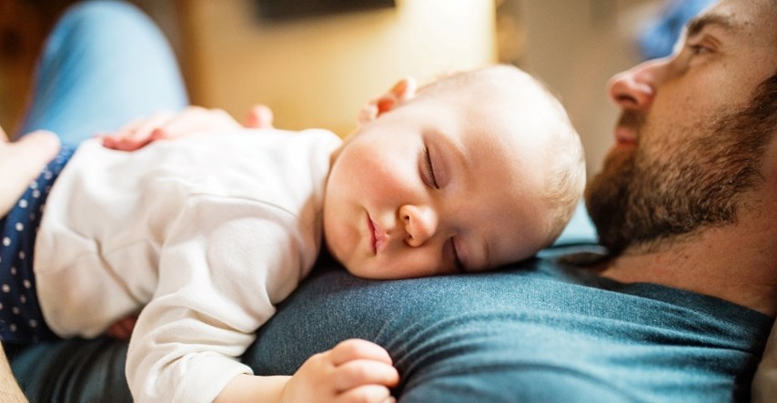 Stručnjakinje objasnile zašto neke bebe spavaju lošije kad je mama u blizini