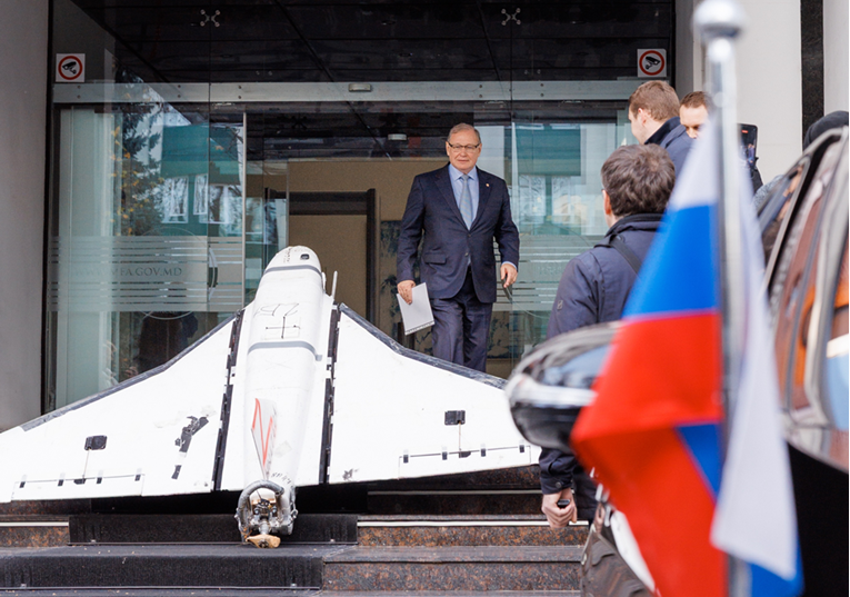 Ruski ambasador u Moldaviji pozvan na razgovor. Dočekao ga dron s crvenim slovom "Z"