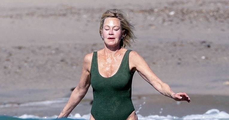 Slavna glumica (66) snimljena na plaži, pažnju privuklo njezino lice