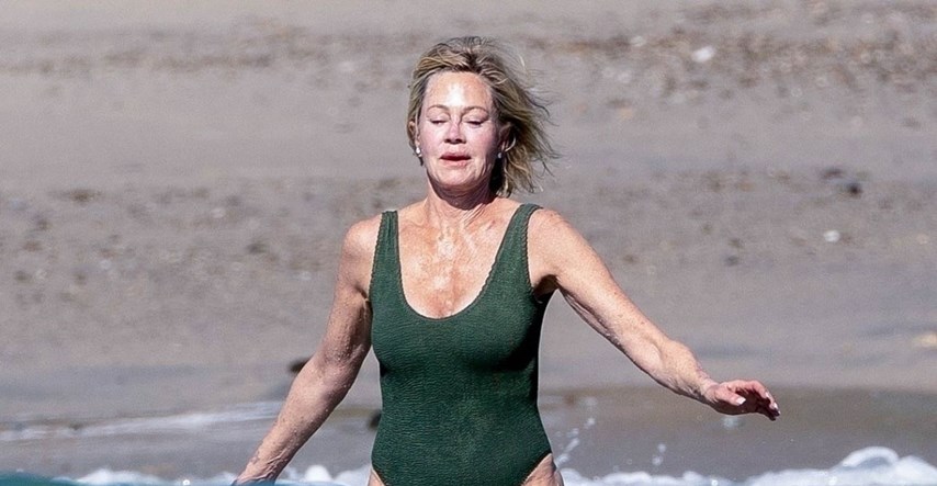 Melanie Griffith (66) snimljena na plaži, pažnju privuklo njezino lice
