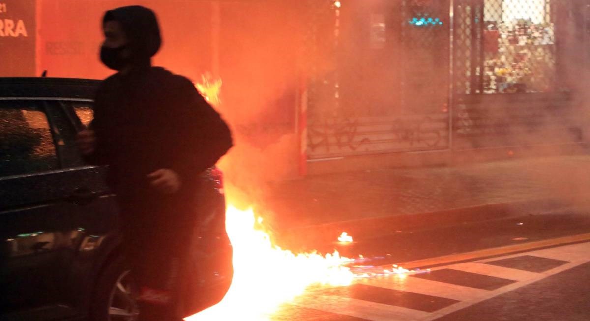 VIDEO Talijani na ulicama zbog novih mjera, u Milanu bacali molotovljeve koktele
