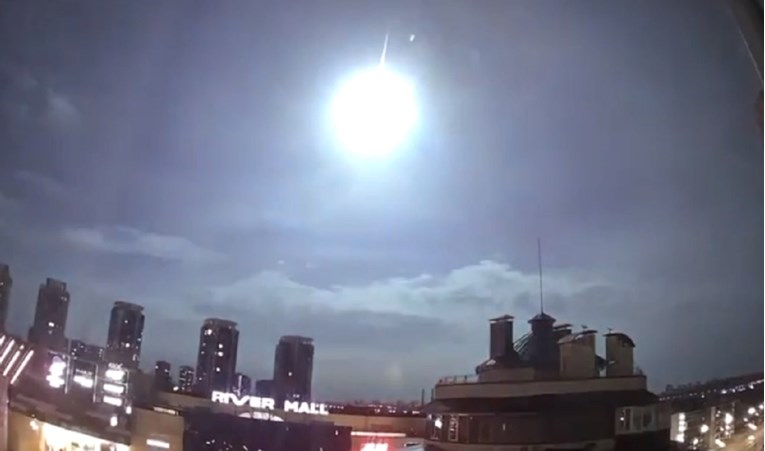 VIDEO Ovo je misteriozno svjetlo iznad Kijeva, još se ne zna što je. Javila se NASA