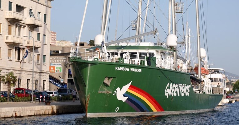 Greenpeaceov brod privezan u Šibeniku. Kapetanica: Oduševljeni smo vašom obalom