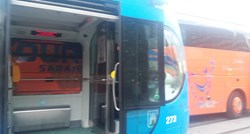FOTO Tramvaj na Savskoj u Zagrebu iskočio iz tračnica, autobus ga udario bočno
