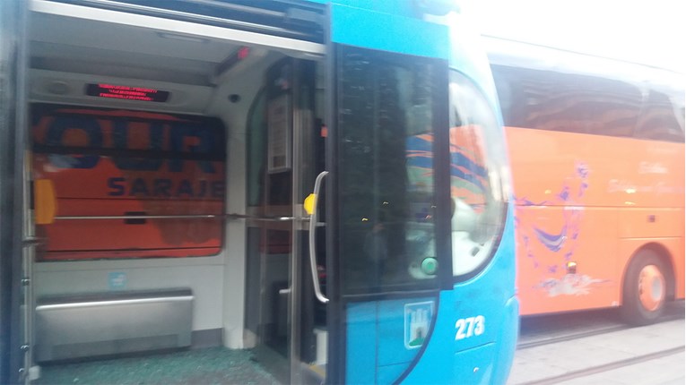 FOTO Tramvaj na Savskoj u Zagrebu iskočio iz tračnica, autobus ga udario bočno