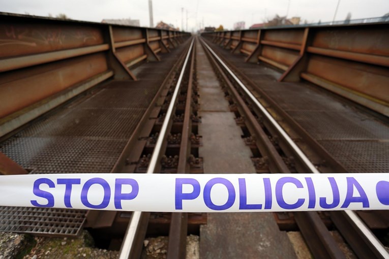 U naletu vlaka u Kaštelima poginuo je 16-godišnjak