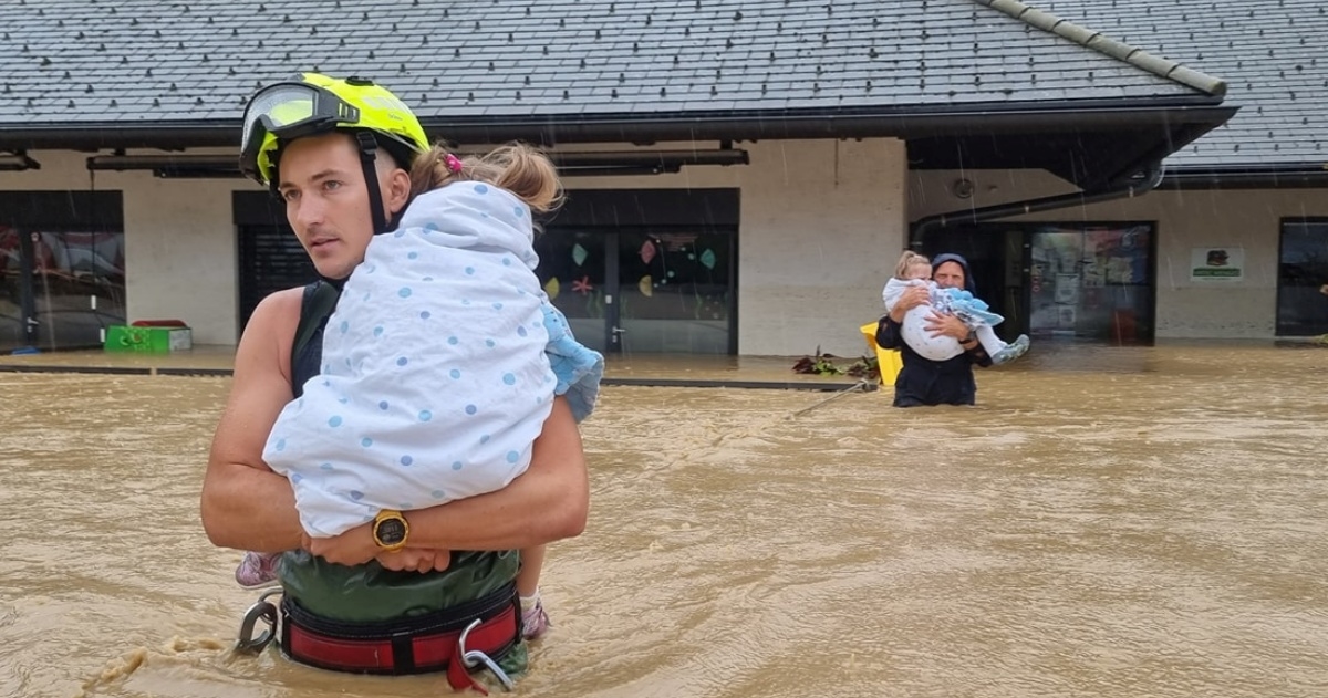 FOTO Ovo su heroji vatrogasci koji su u Sloveniji spasili 22 djeteta iz vrtića