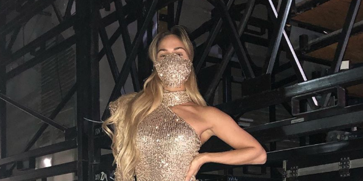 "Korona glam": Tina Walme izbacila golu nogu u neobičnoj kreaciji
