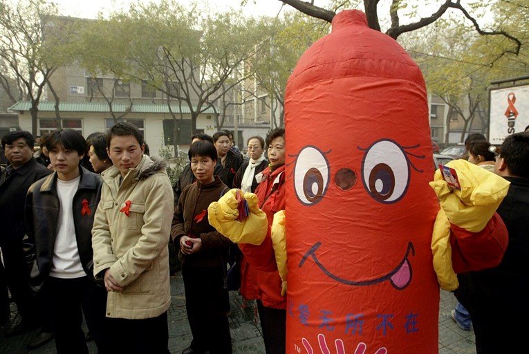 Kina uvodi porez na kontracepciju. Građani se sprdaju, liječnici zabrinuti