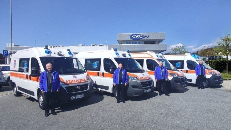 Papa donira Ukrajini četiri ambulantna vozila za bojišnicu