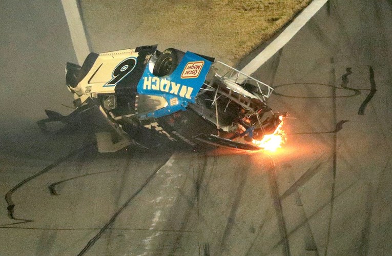 Strašna nesreća na slavnoj utrci. S 300 km/h zabio se u zid i zapalio