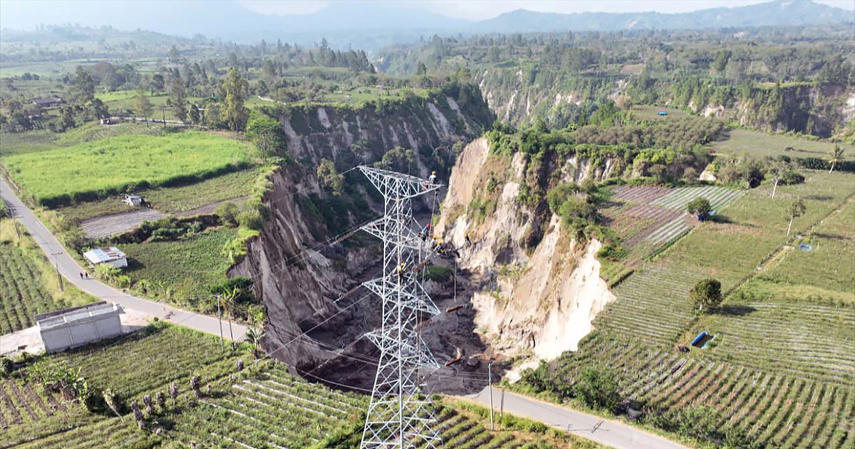 FOTO Velika vrtača u Indoneziji guta farme