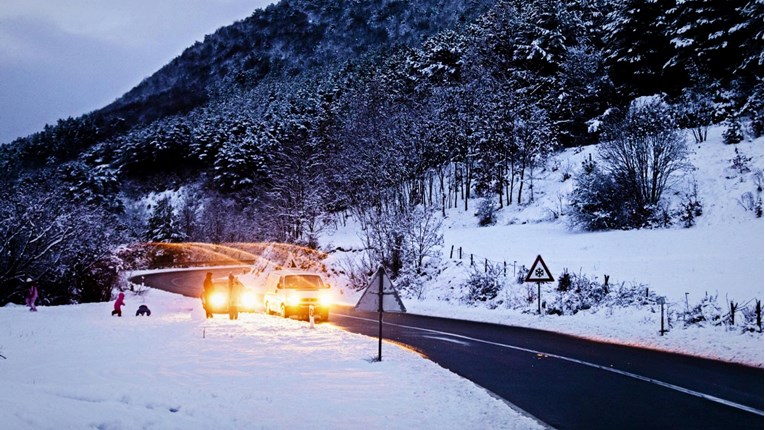 HAK upozorava na poledicu: Nemojte na put bez zimske opreme