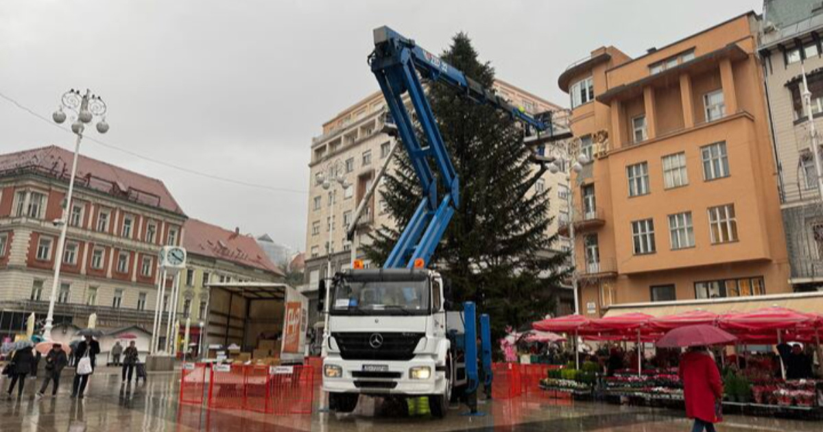 VIDEO Ukrašava se bor na Trgu bana Jelačića