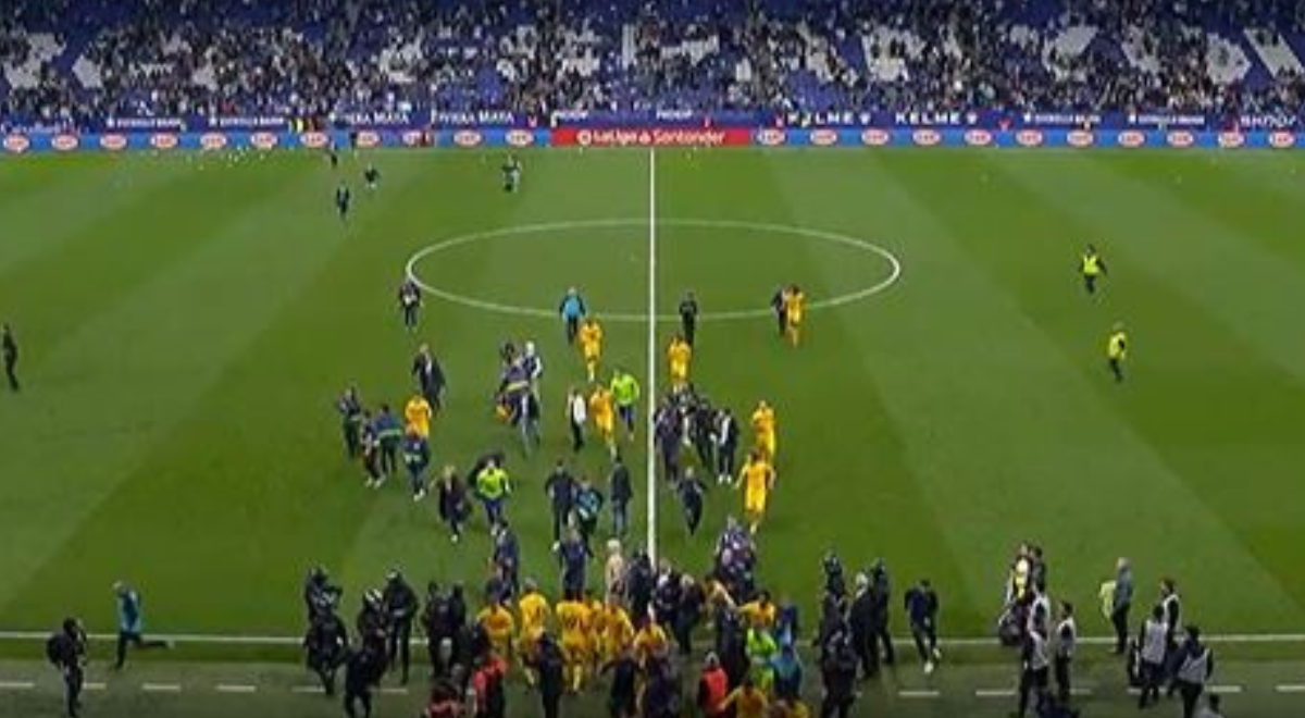 VIDEO Igrači Barce slavili titulu pa bježali pred navijačima koji su upali u teren