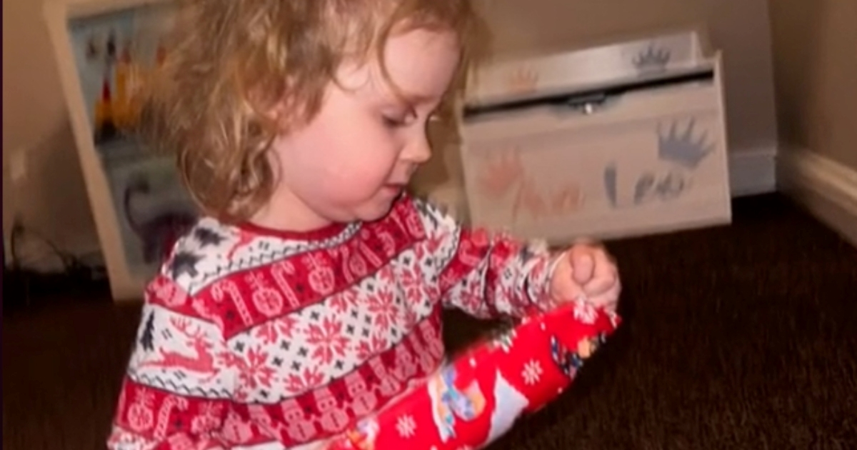 Mama objavila video uklanjanja drvca na božićnu večer, razlog oduševio mnoge