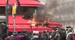 VIDEO Zapalili tendu omiljenog Macronovog restorana, mlatili se s policijom