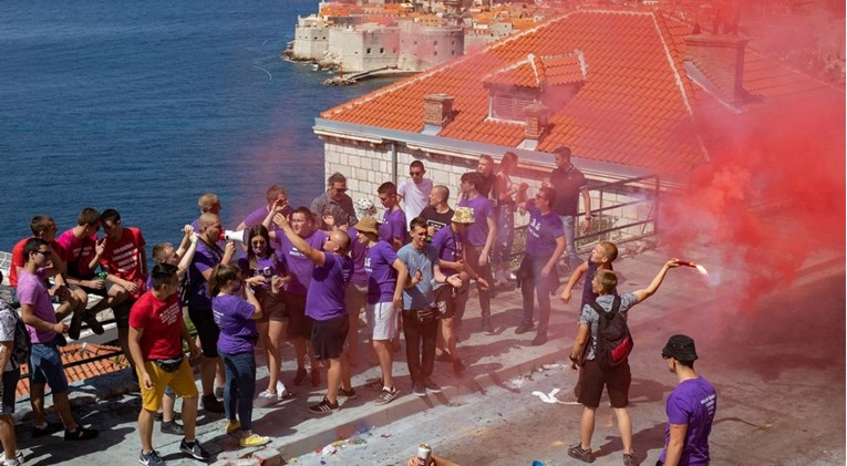 Maturanti u Dubrovniku palili gume ispred škola, intervenirali vatrogasci