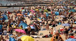Britanska vlada ne želi zatvoriti plaže, iako su se jučer na njima okupile tisuće