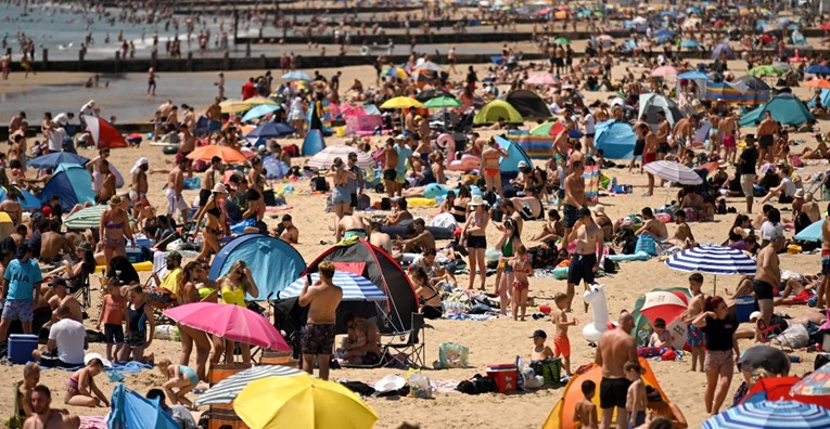 Britanska vlada ne želi zatvoriti plaže, iako su se jučer na njima okupile tisuće