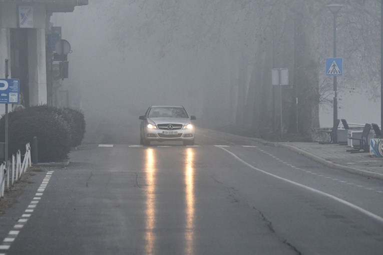 Vozači, budite pažljivi. Na cestama je magla i sklisko je. Moguća i poledica