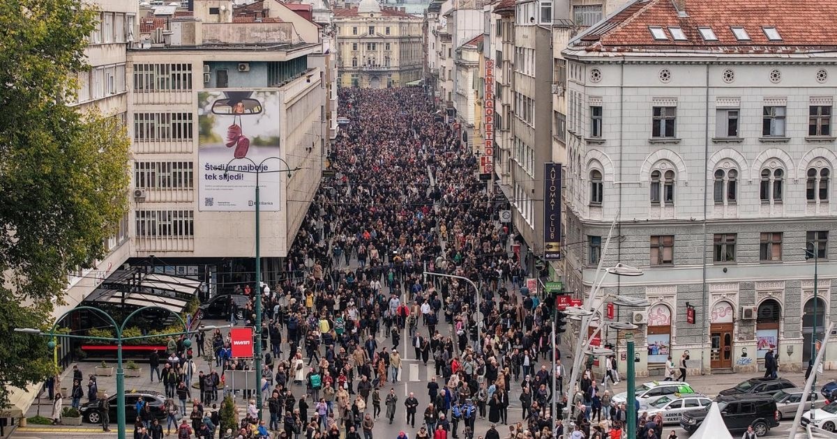FOTO Pogled iz zraka na povorku prema gradskom groblju Bare