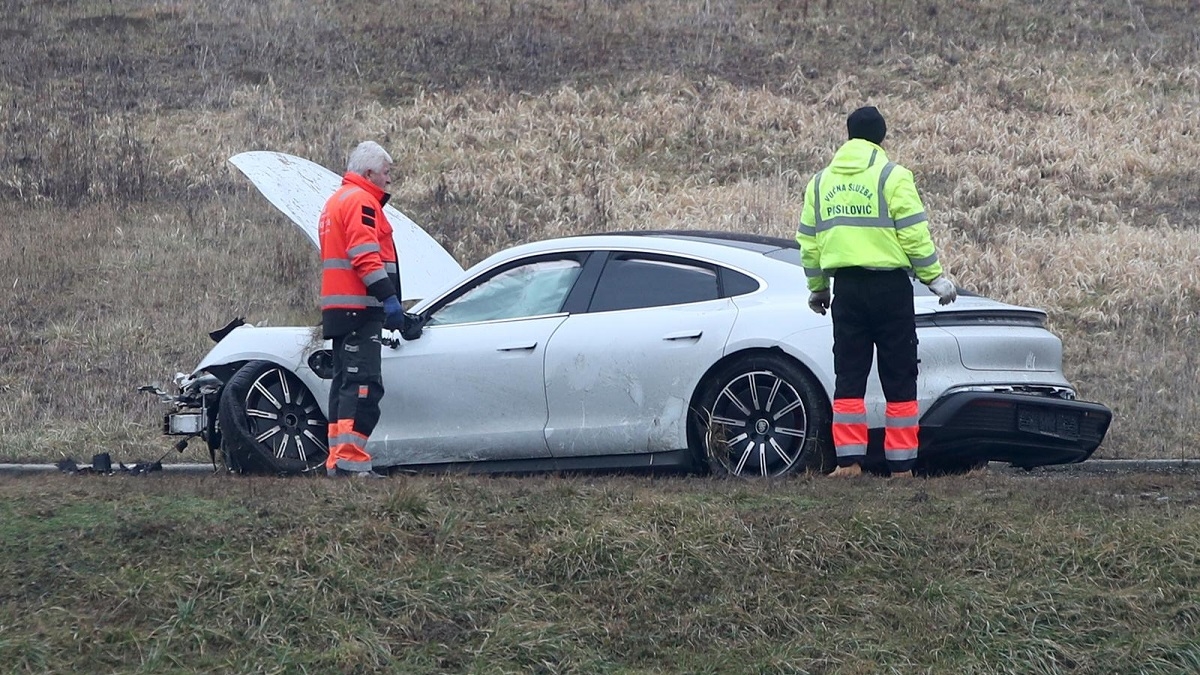 U Zagorju se sudarili Porsche i BMW. Vozač i suvozač ispali iz BMW-a, suvozač poginuo