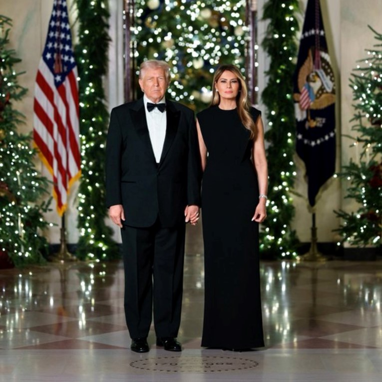 Božićni portret Trumpovih izazvao pomutnju zbog jednog detalja