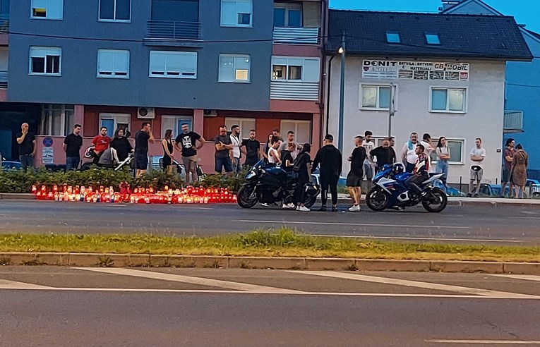 VIDEO Građani i motociklisti se okupili na mjestu nesreće, pale svijeće, plaču...