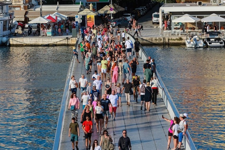 Danas u Hrvatskoj boravi oko 1.1 milijun turista. HNB očekuje rekordne prihode