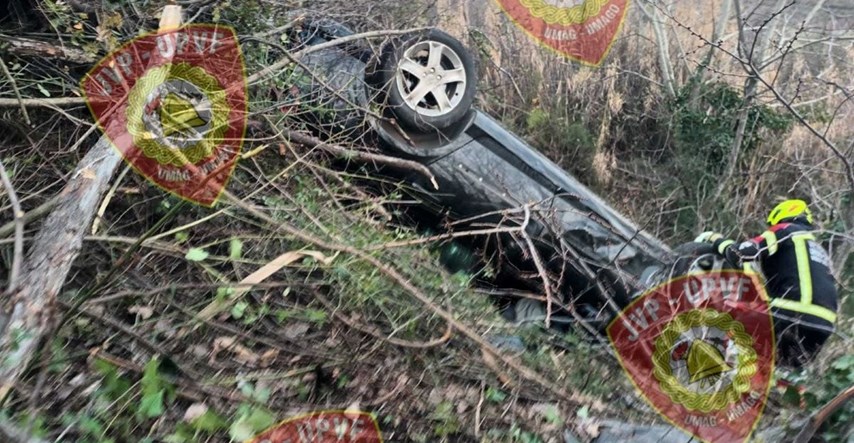 FOTO Nesreća kod Buja u Istri. Automobil slomio drvo i okrenuo se na krov