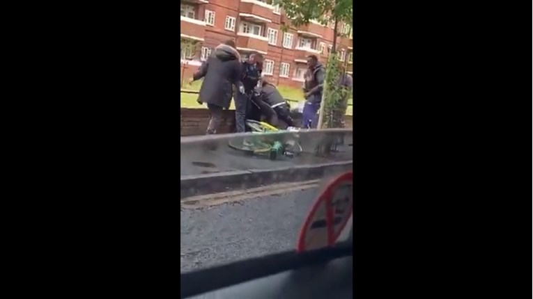 VIDEO Cipelarili policajca u Londonu, prolaznici se smijali i pozirali za selfie