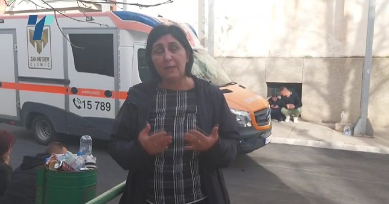 Roditelji se okupljaju ispred bolnica u Makedoniji. Traže gdje su im djeca