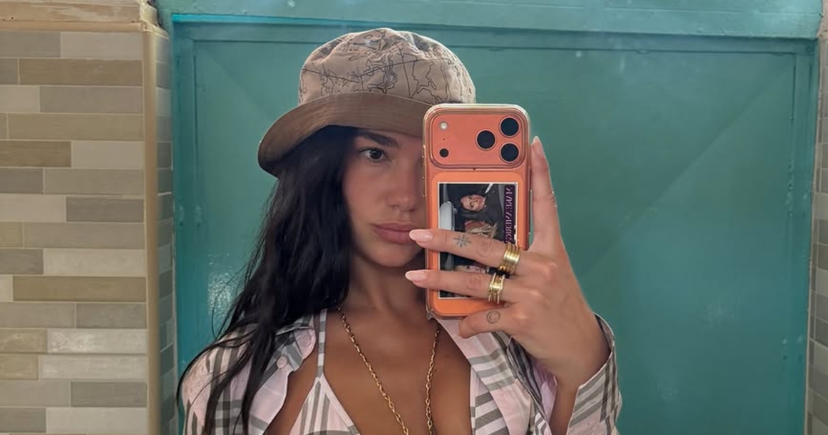 Boginja outfita za odmor ponovno je u akciji. Dua Lipa izgleda predobro